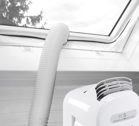 Nainstalovaná klimatizace v bytě v paneláku, hadice vyvedená oknem (zdroj: Trotec)