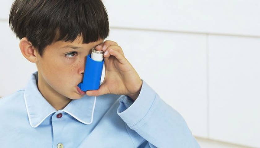 Alergické astma se často léčí inhalačními léky (foto: iStock)