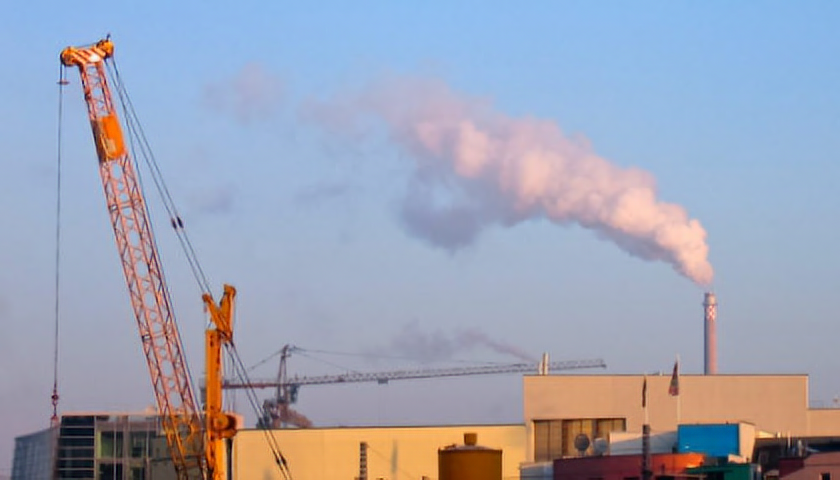 Dopad průmyslu na ovzduší se stále snižuje, avšak zatím není zanedbatelný (foto: SXC)