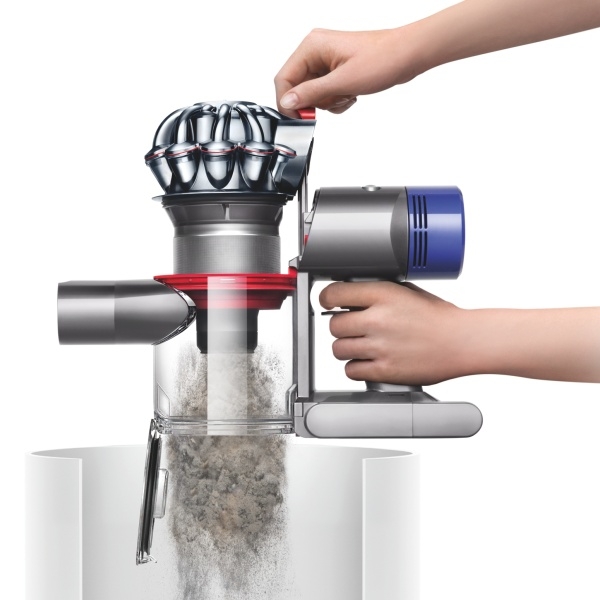 Dyson V8 Animal Plus - vysypávání nečistot