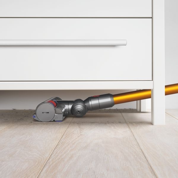 Vysavač Dyson V8 Absolute – dostane se i pod nízký nábytek