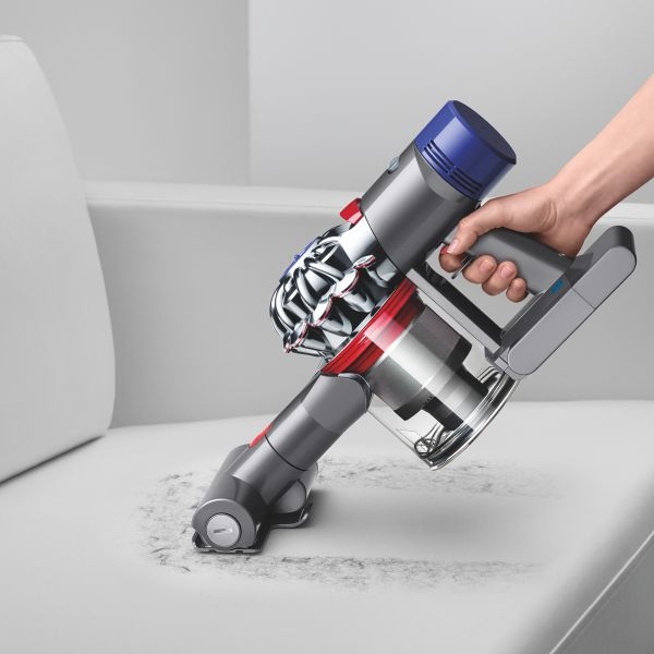 Vysavač Dyson V8 Absolute – ruční vysávání čalounění