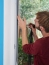 Síť proti hmyzu do oken Tesa Insect Stop STANDARD bílá – instalace