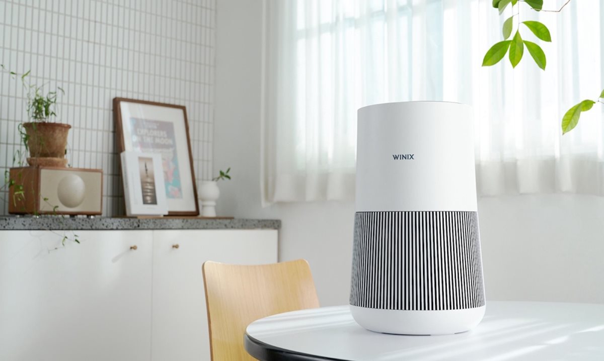 Čistička vzduchu Winix T500 na stole v místnosti