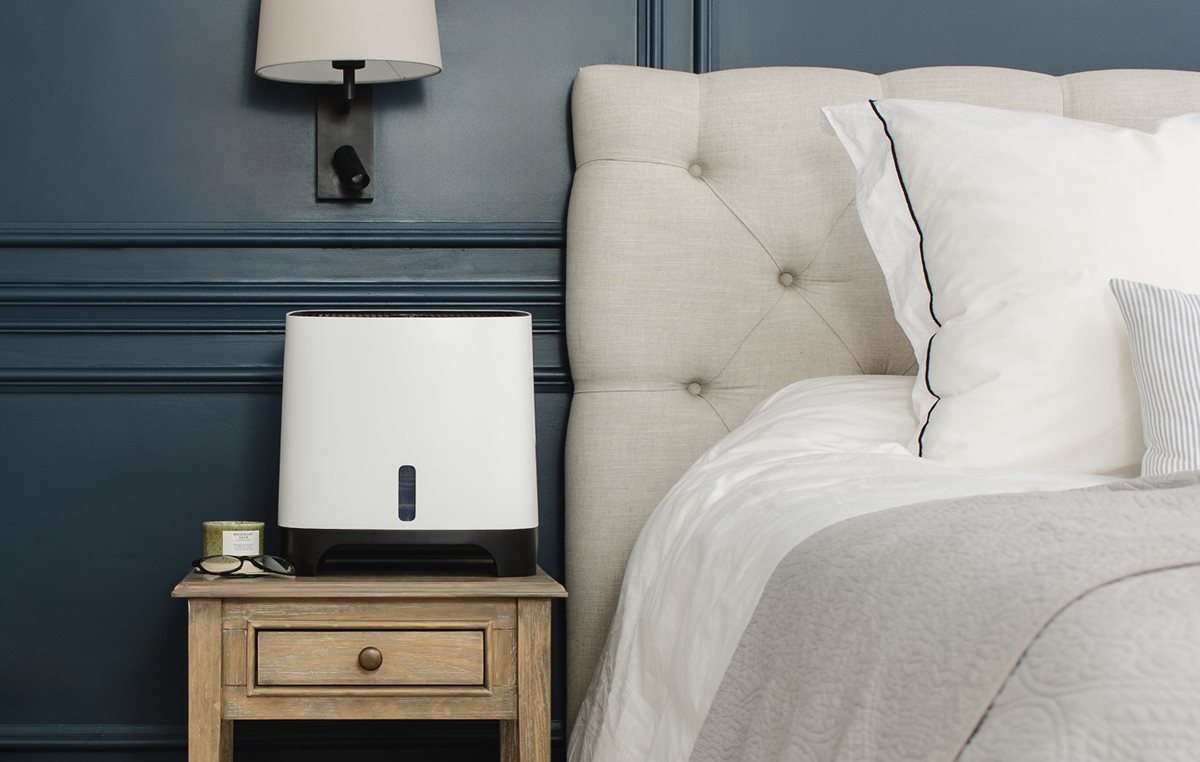 Zvlhčovač vzduchu Meaco Armin se studeným odparem umístěný v ložnici