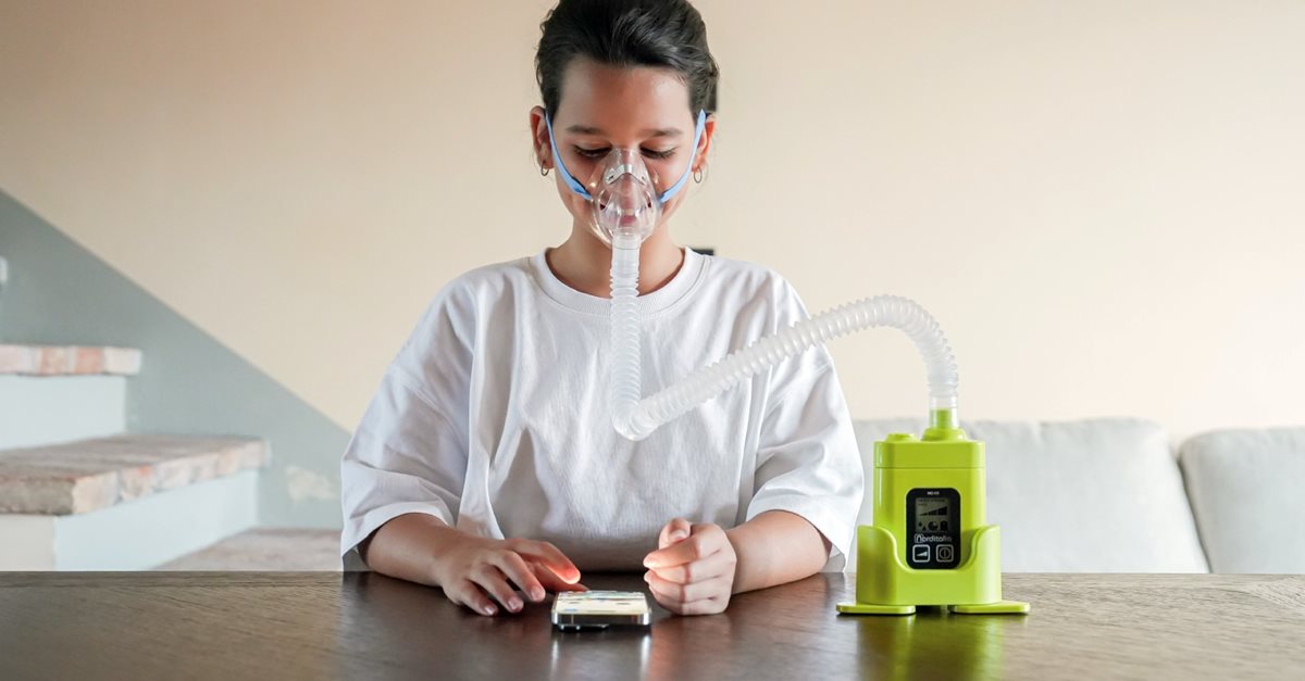 Žena inhalující minerální vodu pomocí inhalátoru Norditalia MO-03