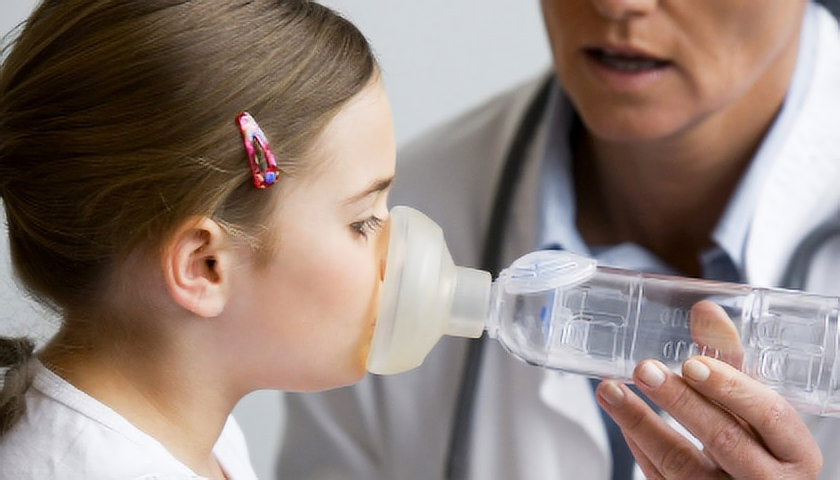 Při léčbě astmatu pomáhají inhalační nástavce (na obrázku) a inhalátory