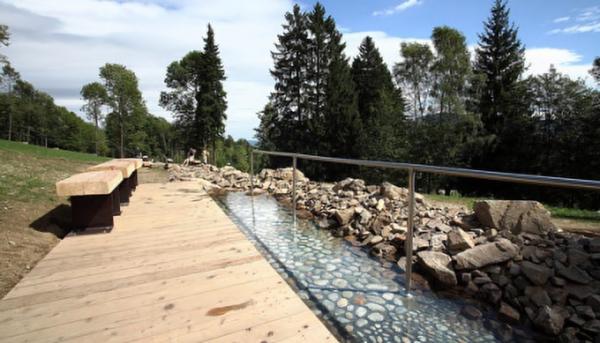 Vodní chodník v Priessnitzově Balneoparku je jedním z mnoha vynálezů na podporu imunity (zdroj: Priessnitzovy léčebné lázně)