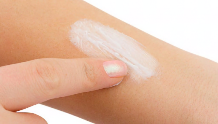 Pokud máte reaktivní pokožku, zvykněte si u každé nové kosmetiky nejprve provést test snášenlivosti (foto: iStock)