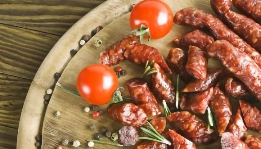 Vešekeré uzeniny, ale i rajčata by pro osoby s HIT měly být zapovězené. (foto: Ulkan120 | Dreamstime.com)