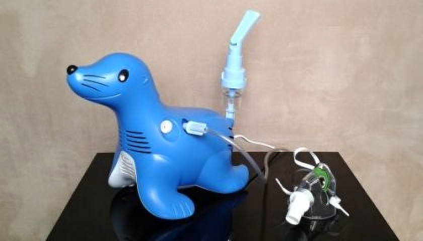 Inhalátor Philips Respironics Sami a jeho inhalační maska s obrázkem želvy