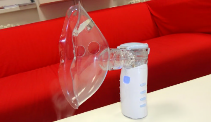 Inhalátor NE-105 v provozu s nasazenou maskou